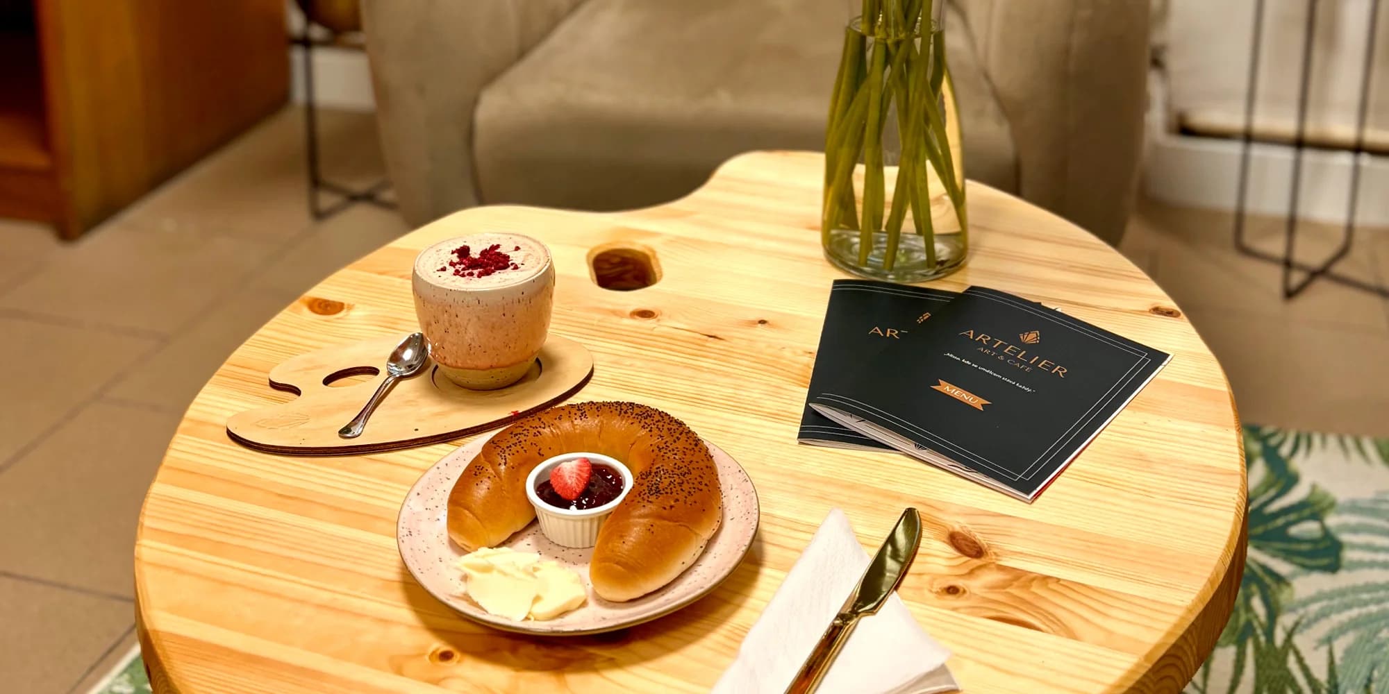 Otevřené vouchery do kavárny s ateliérem: cokoli z menu i nabídky kreativních kurzů