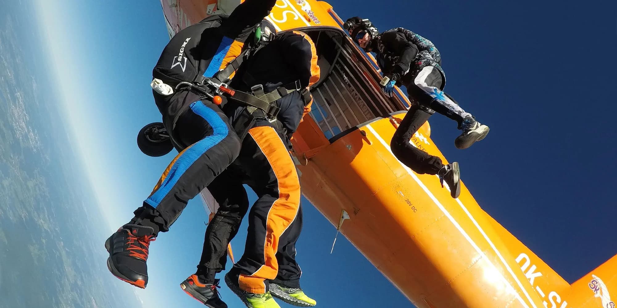 Tandemový seskok s profesionálním instruktorem z garantované výšky 3000 m nad terénem