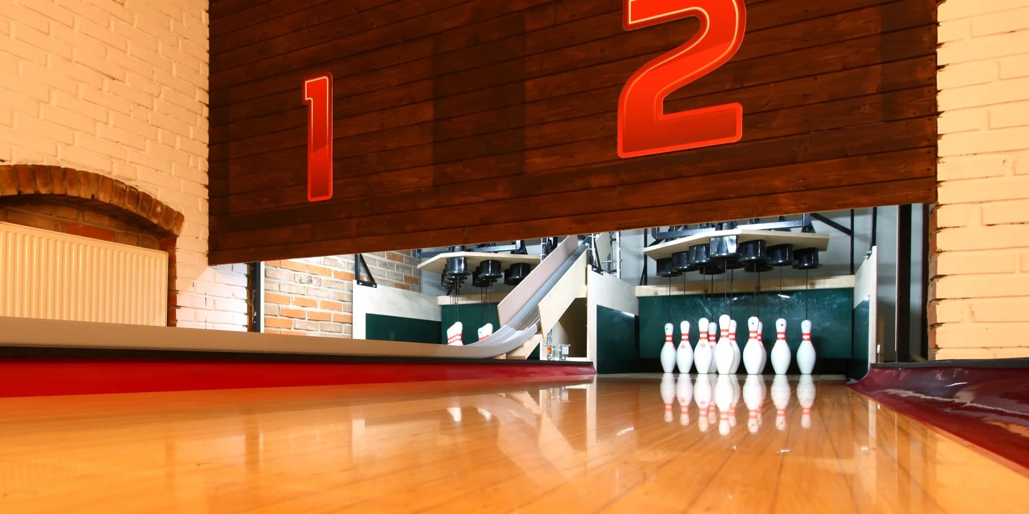 Za jídlem a zábavou: Chacharova pečená kolena a pivo či bowling