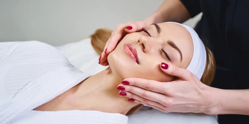 Kosmetické ošetření pleti pro ženy i muže: liftingová masáž, mikrojehličkování i čištění