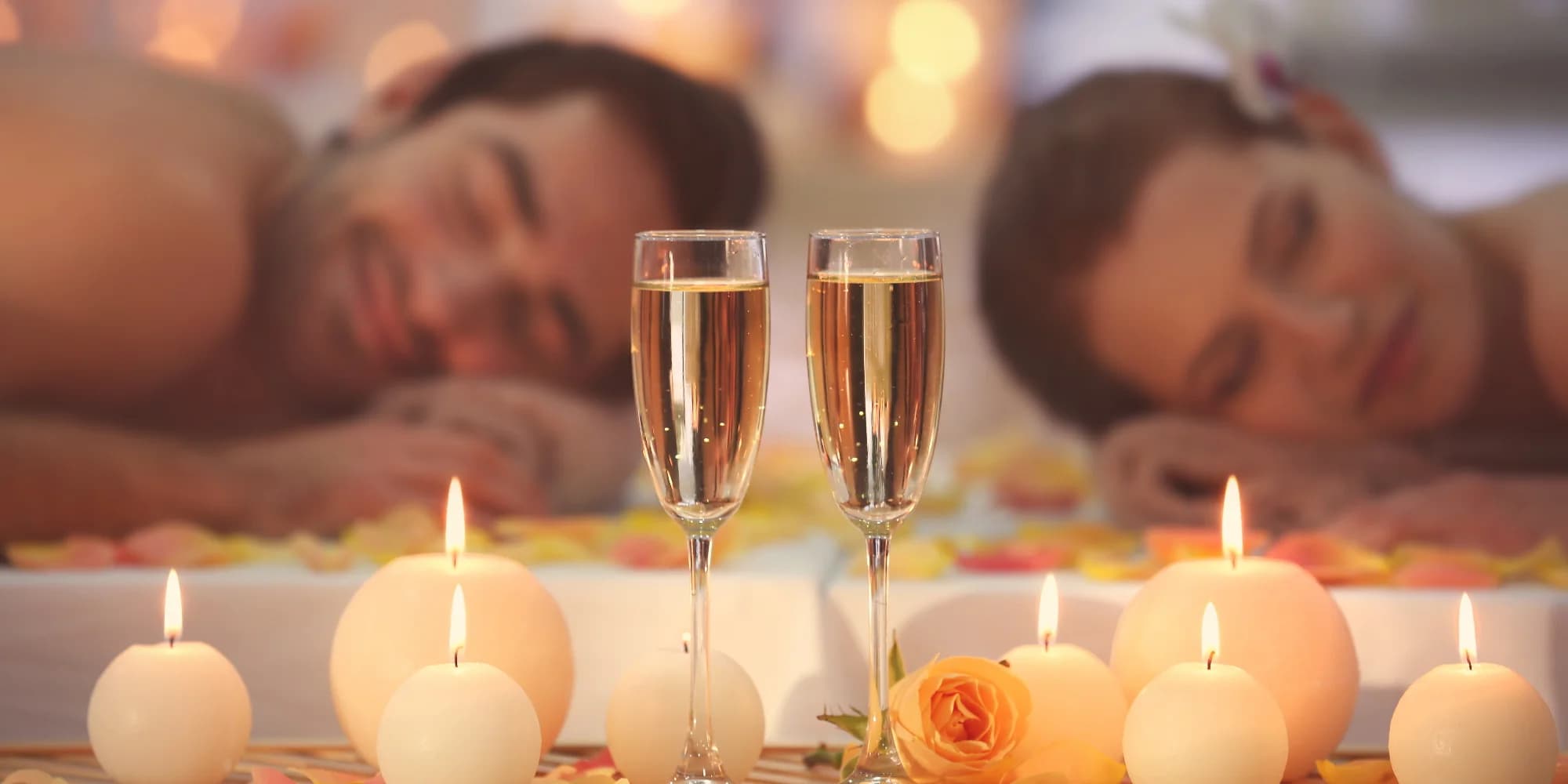 Hodinový relax ve dvou: romantická párová masáž i s ovoce a sektem