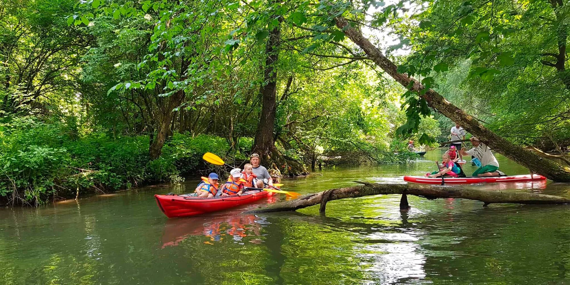 Zapůjčení nafukovací kánoe nebo raftu na 1 všední den pro 2–6 osob
