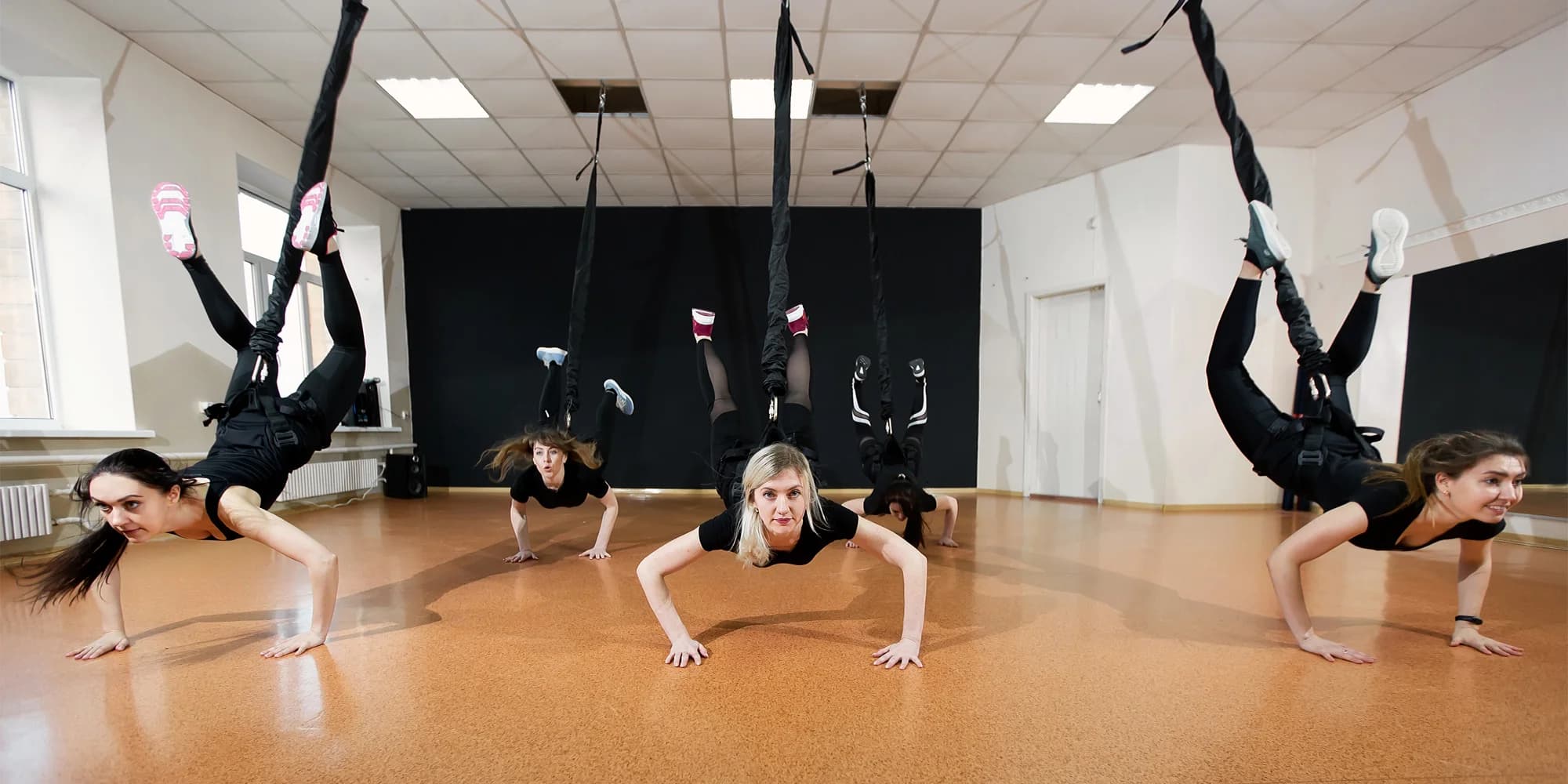 Zábavné cvičení: bungee fitness, pole dance nebo trampolínky
