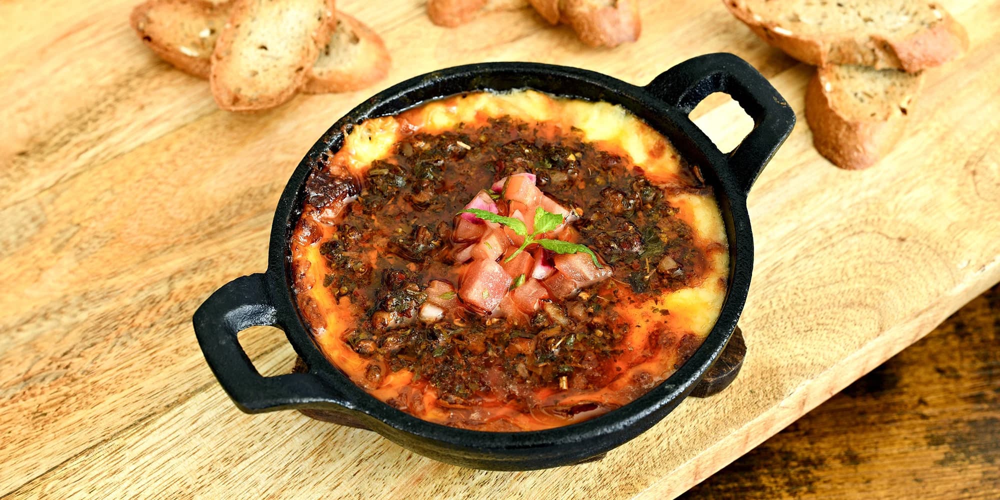 Národní argentinský pokrm: hovězí žebra s kostí, provoleta, čokoládový dort i víno pro 2