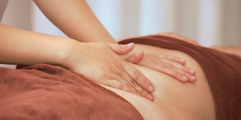 Netradiční masáž zad s drbáním nebo manuální lymfatická masáž