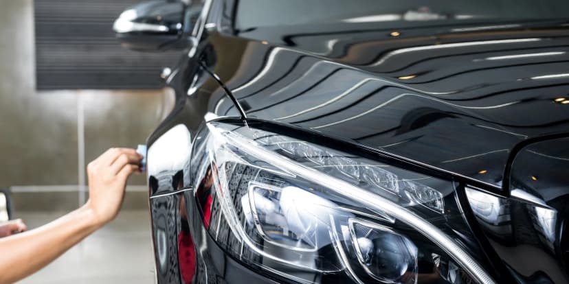 Kompletní ruční mytí vozu s tepováním sedaček v myčce Wash Cars