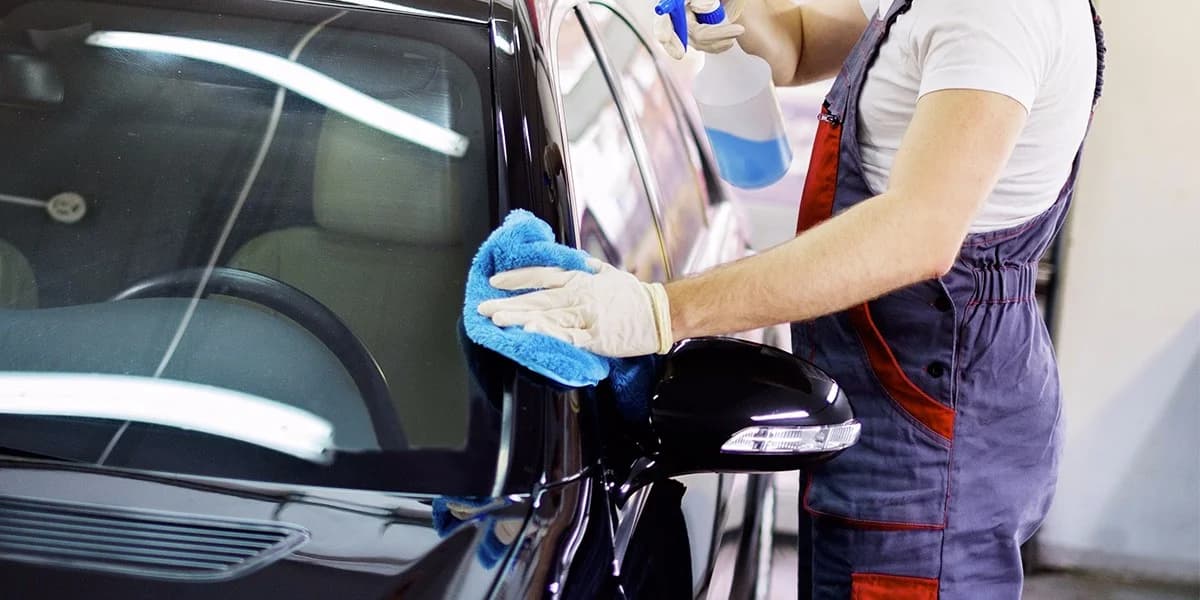 Kompletní ruční mytí vozu s tepováním sedaček v myčce Wash Cars
