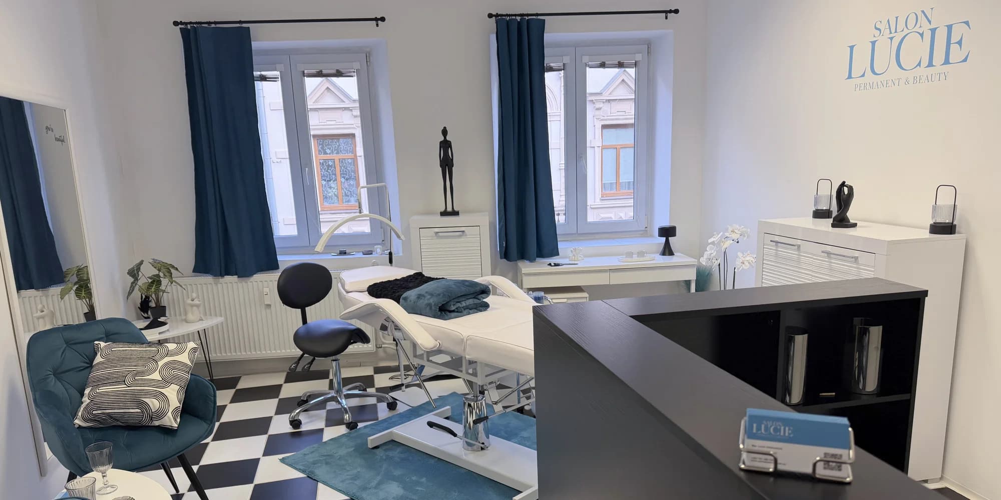 Permanentní make-up: dolní či horní oční linky či obočí jemným stínováním