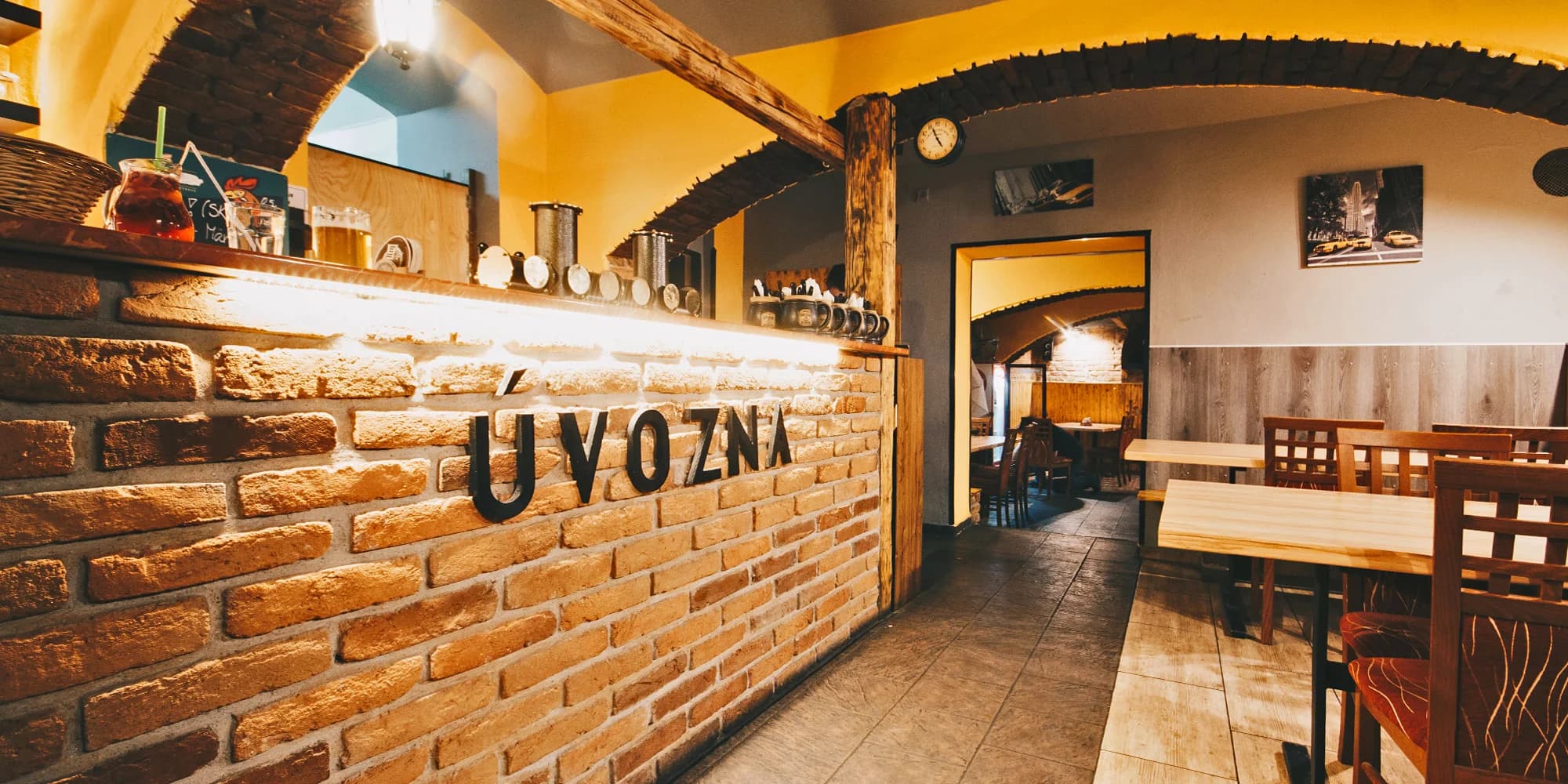 Hovězí, kuřecí i vege burgery, tortily, stripsy, smažáky, saláty i výběr z příloh