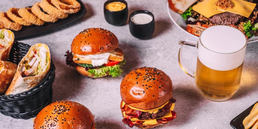 Hovězí, kuřecí i vege burgery, tortily, stripsy, smažáky, saláty i výběr z příloh