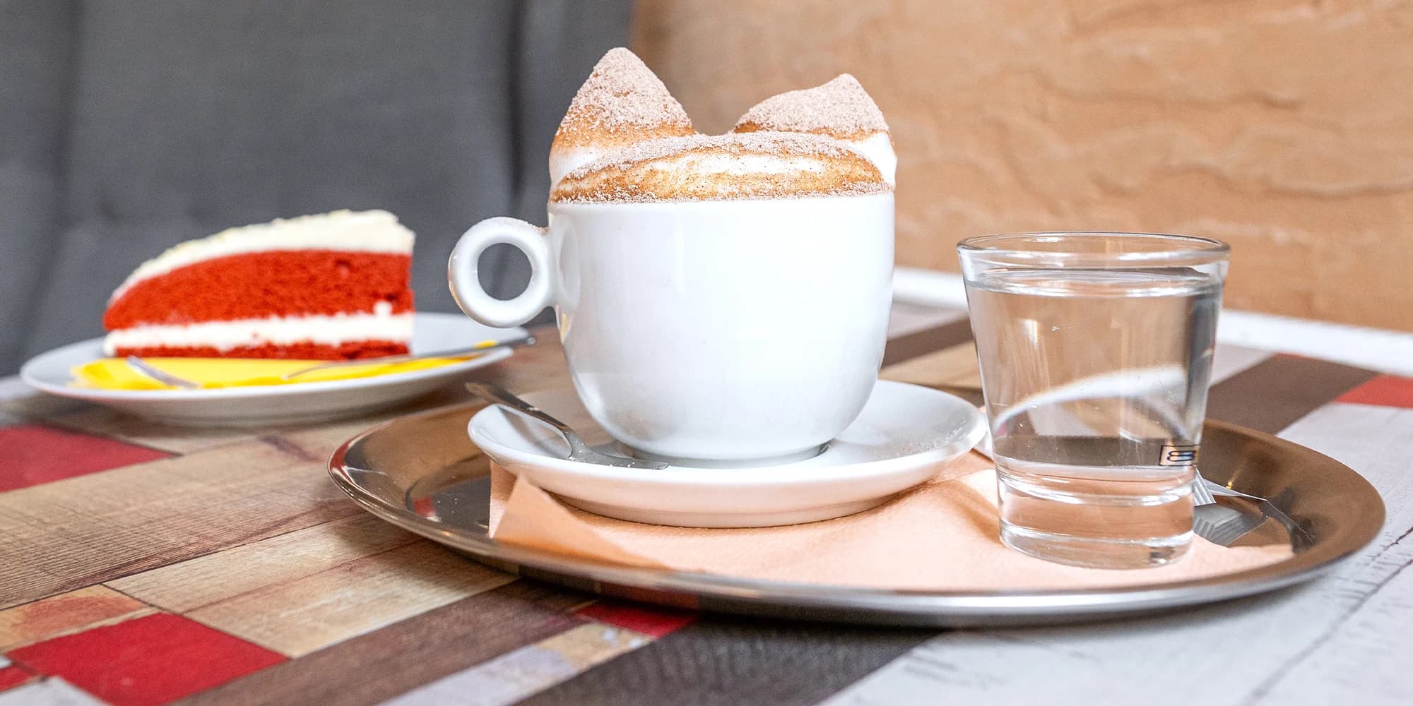 Otevřený voucher do kočičí kavárny v hodnotě 150 až 500 Kč: káva, slané i sladké dobroty