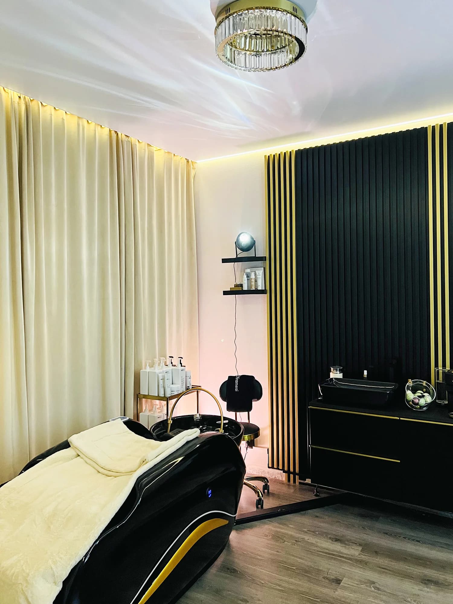 Dopřejte svým vlasům wellness: head spa pro ženy i muže, 60–⁠⁠⁠⁠⁠⁠90 minut