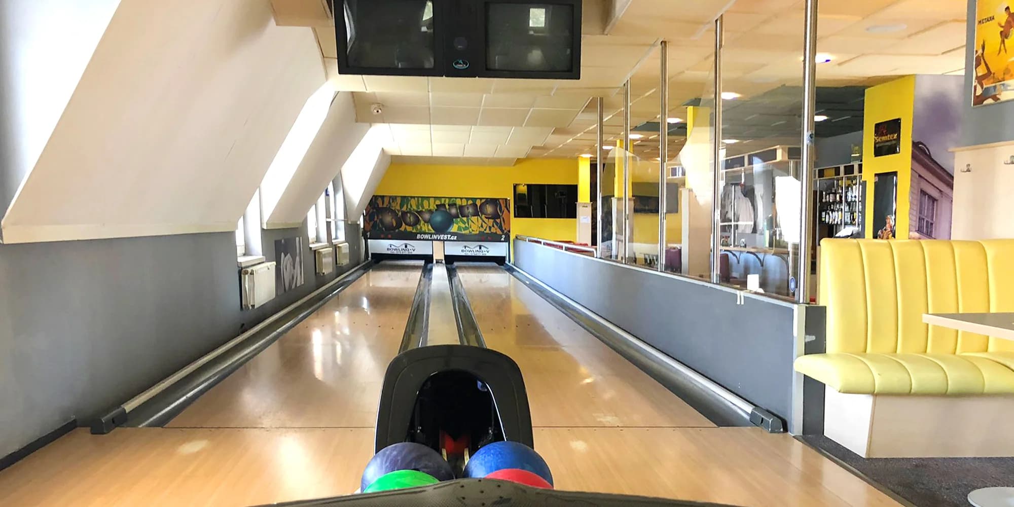 Hodina nebo dvě bowlingu až pro 8 hráčů a hovězí tatarák s topinkami