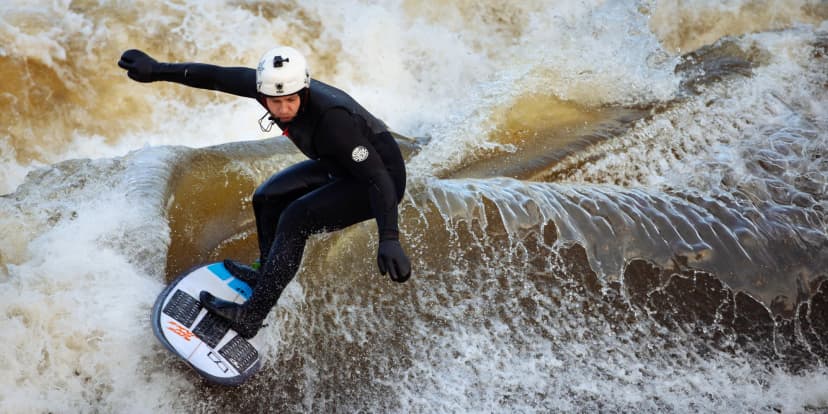 Surfing na Vltavě s instruktorem: 2hod. skupinová lekce pro 1 osobu