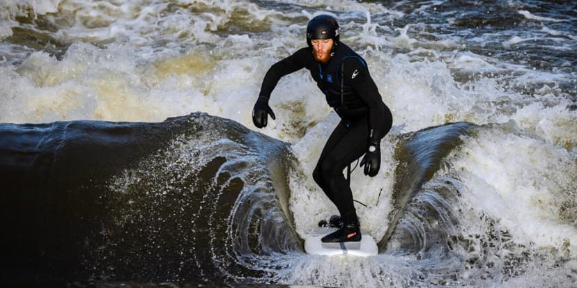 Surfing na Vltavě s instruktorem: 2hod. skupinová lekce pro 1 osobu