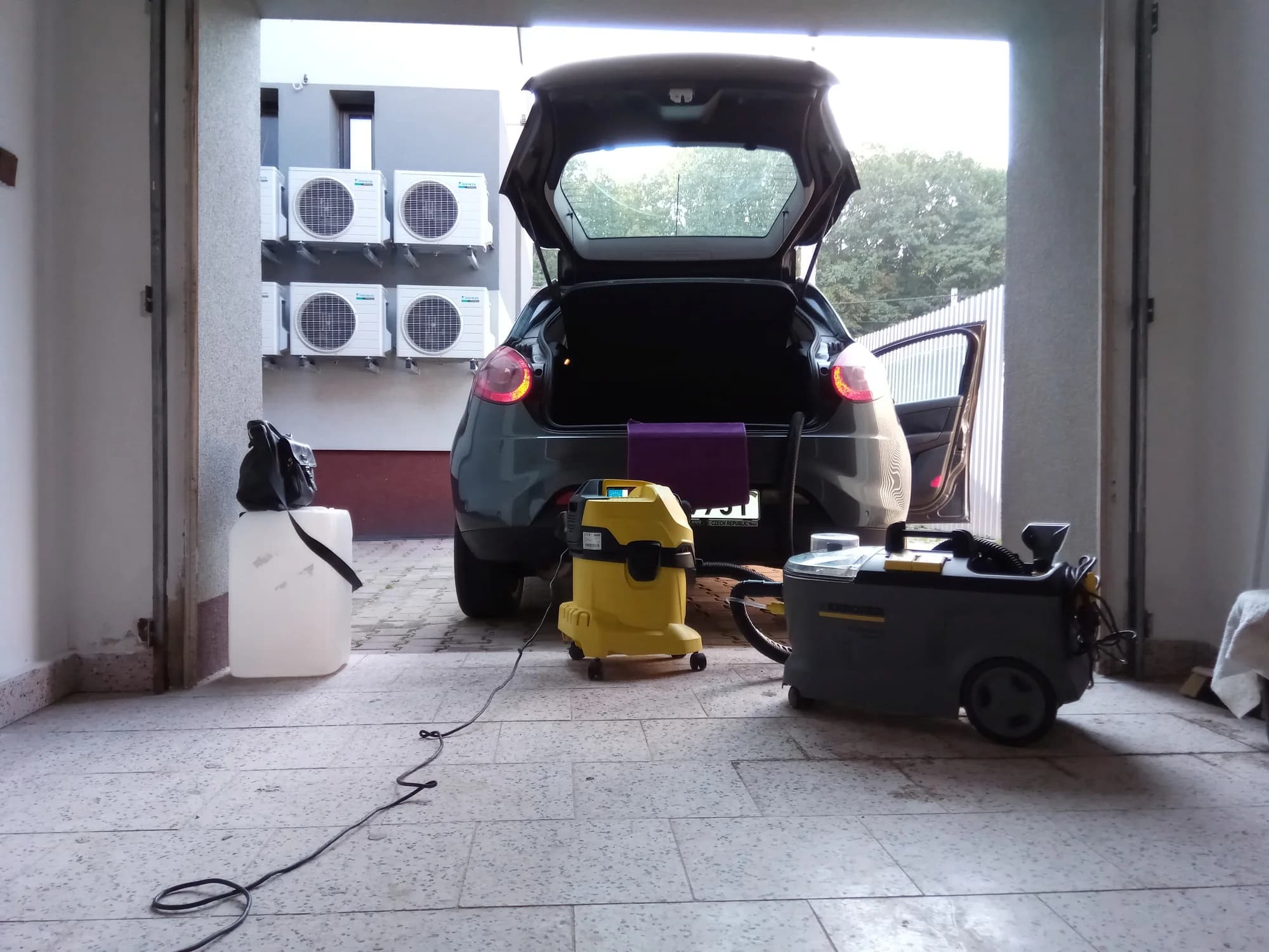 Důkladná péče o vaše auto: tepování sedadel i čištění interiéru