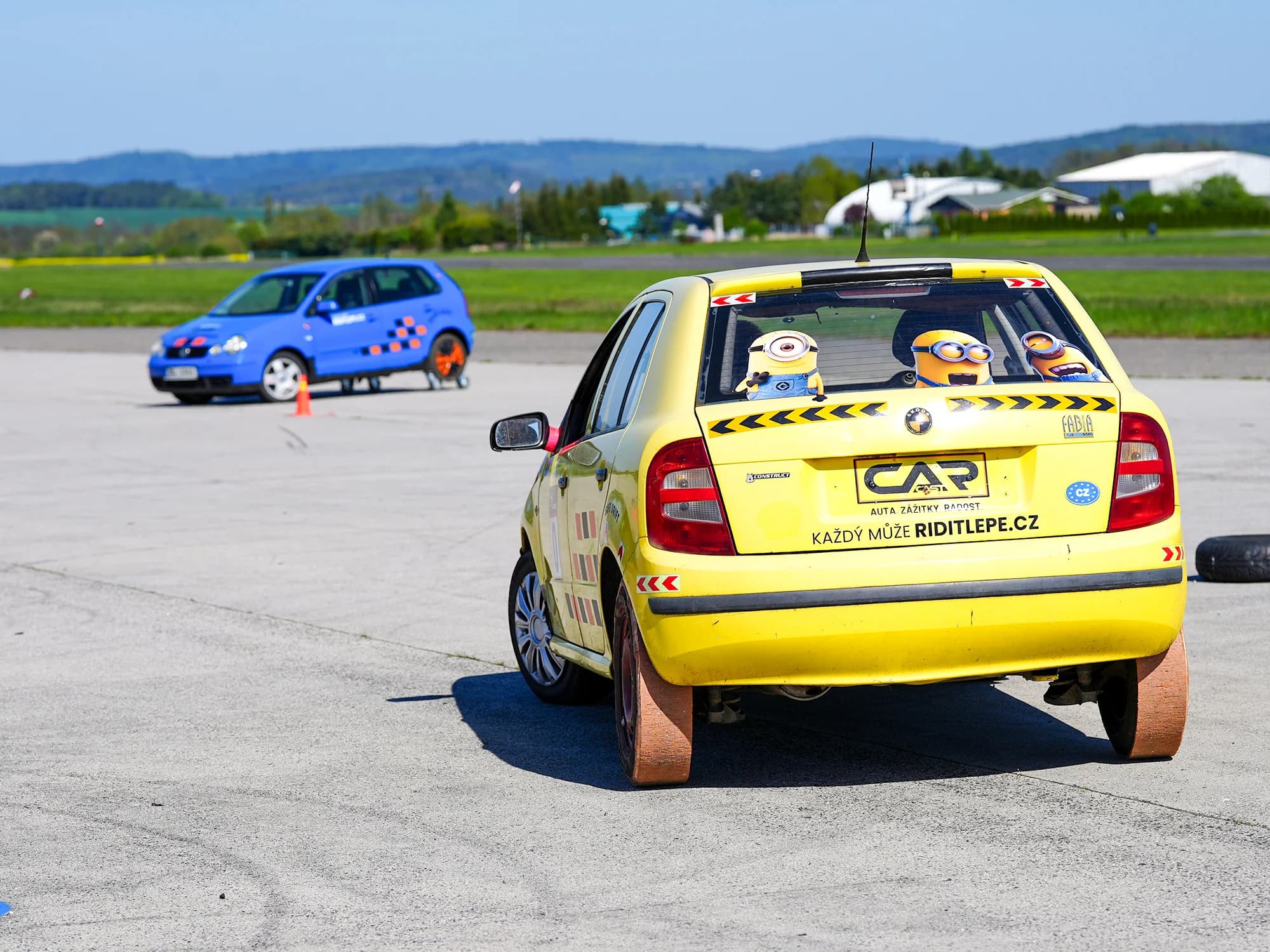 Zážitky za volantem: jízda na sněhu, kurzy bezpečného driftování i adaptace pro absolventy autoškol