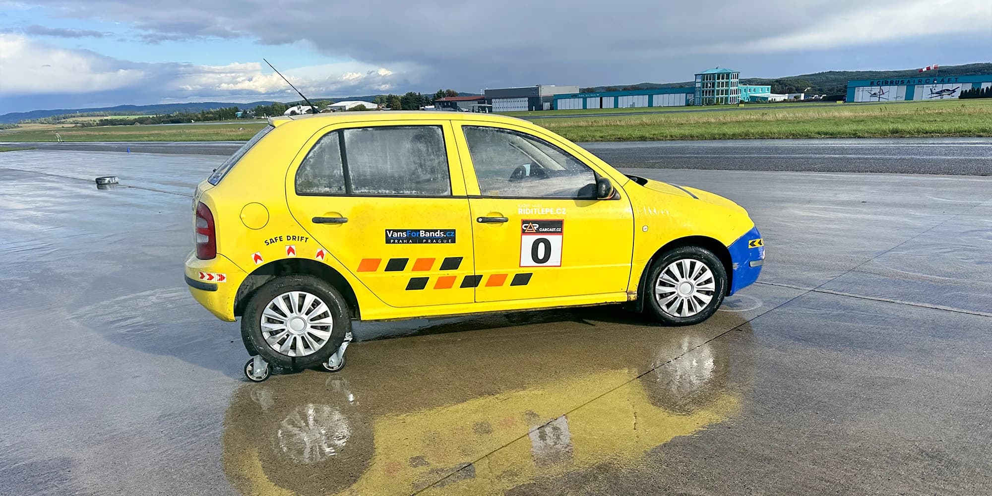Zážitky za volantem: jízda na sněhu, kurzy bezpečného driftování i adaptace pro absolventy autoškol