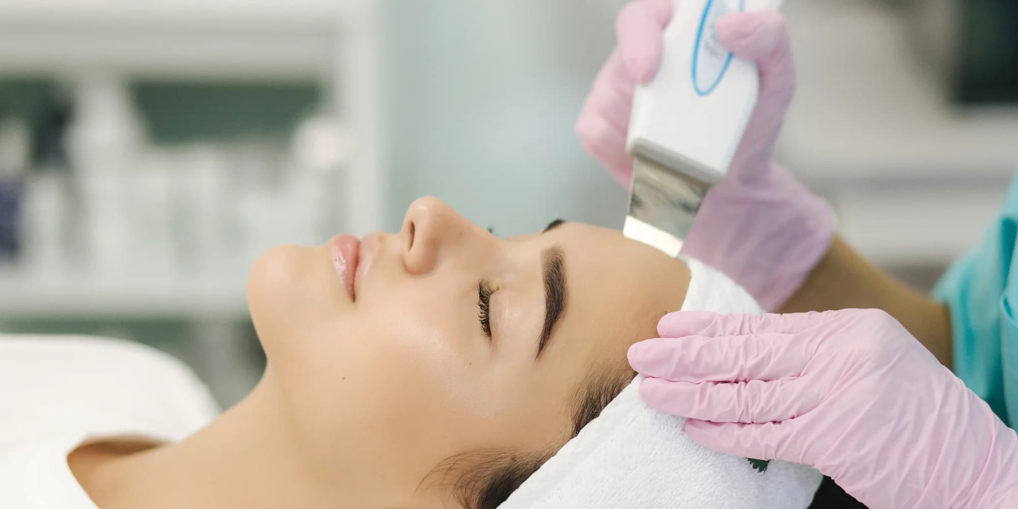 Čištění pleti ultrazvukovou špachtlí či dermabraze na obnovu a zlepšení pokožky
