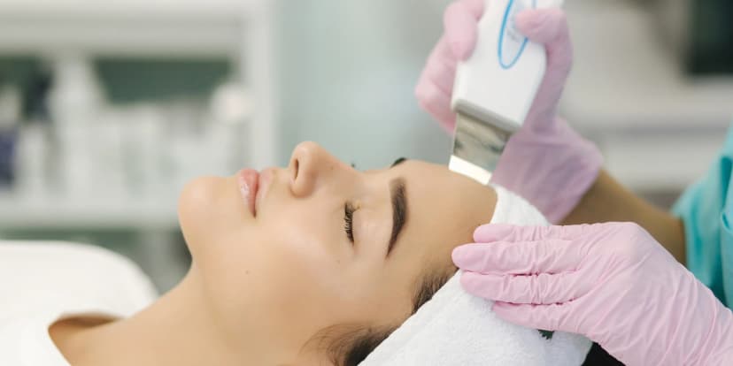 Čištění pleti ultrazvukovou špachtlí či dermabraze na obnovu a zlepšení pokožky