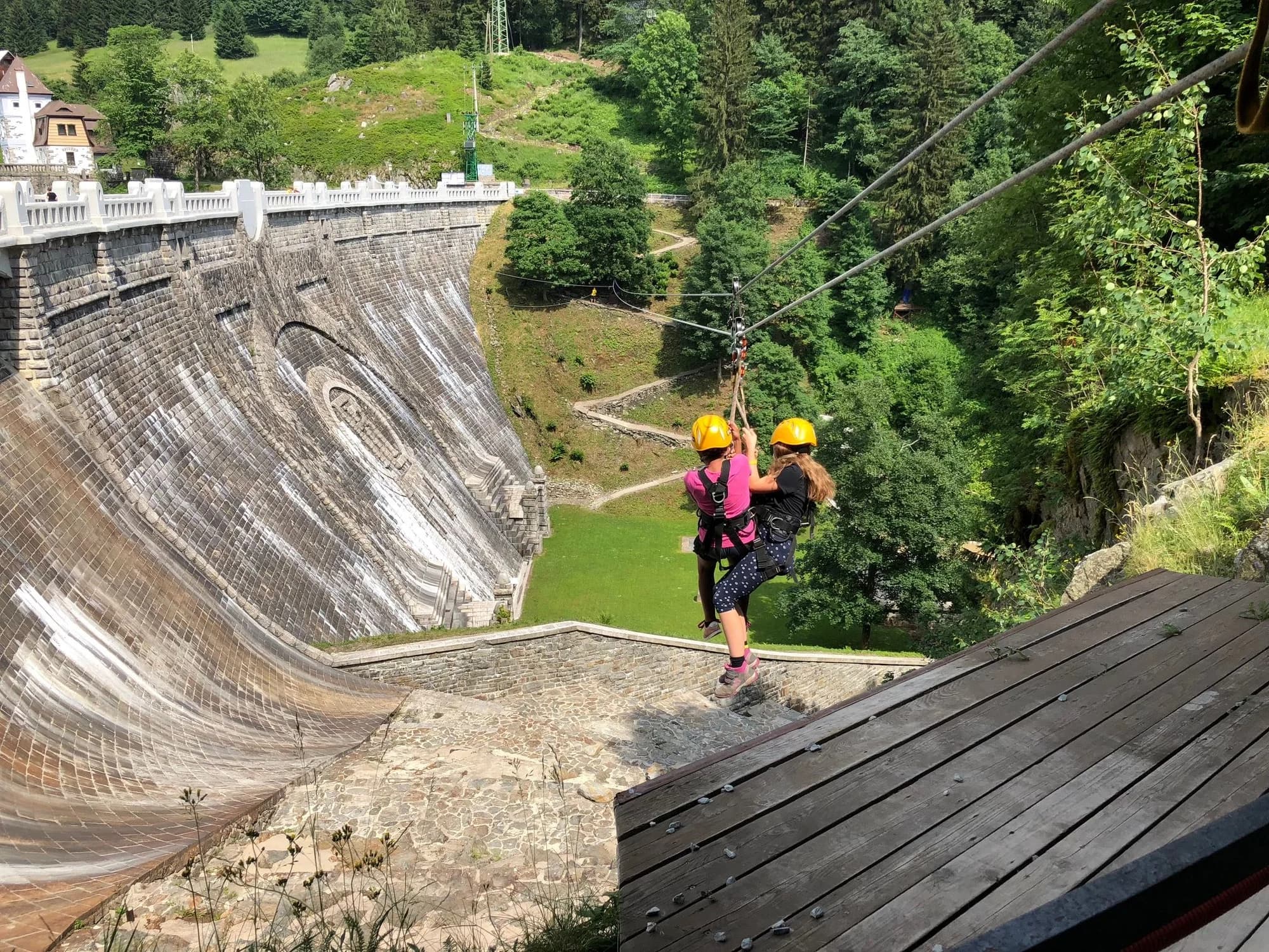 Adrenalinové zážitky: zip line u Labské přehrady i projížďka na koloběžkách