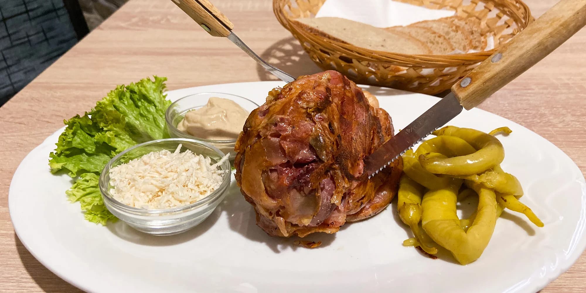 1 nebo 2 grilovaná kolena s křenem, hořčicí a pečivem v Restauraci u Baumruků