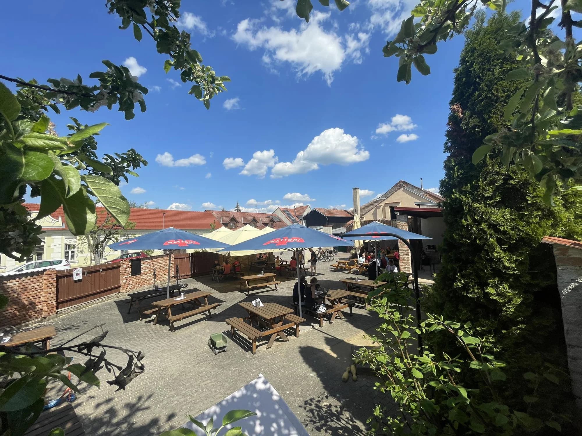 Bacon burger nebo cheeseburger s hranolky v Knínickém hostinci, pro 1 či 2 osoby