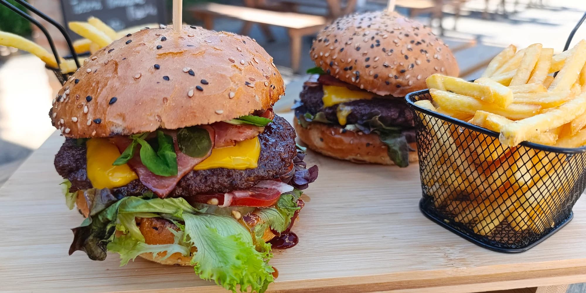 Bacon burger nebo cheeseburger s hranolky v Knínickém hostinci, pro 1 či 2 osoby