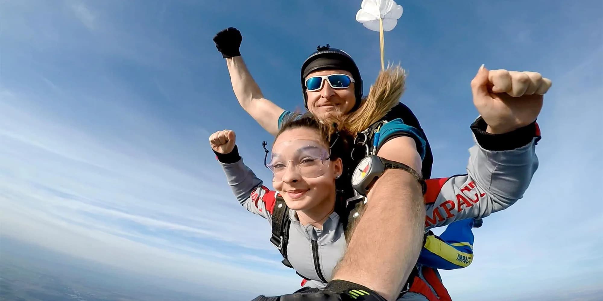 Tandemový seskok s padákem z výšky 3 200 m i s videozáznamem
