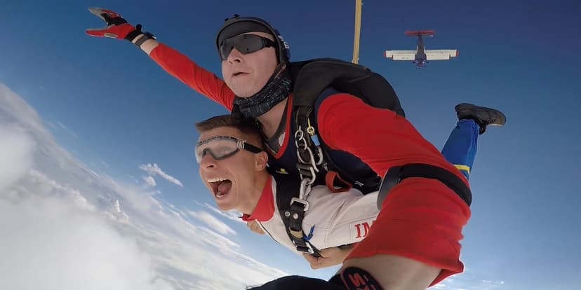 Tandemový seskok s padákem z výšky 3 200 m i s videozáznamem