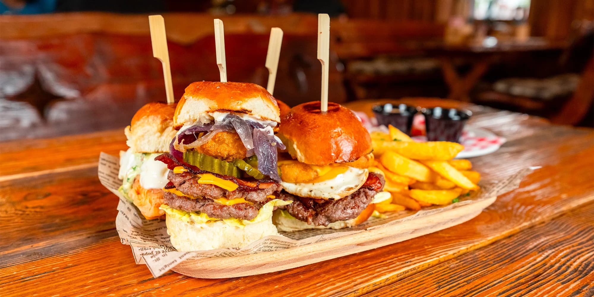 Set 4-8 mini burgerů na western ranči: klasický a smash hovězí burger, trhané vepřové i kuřecí