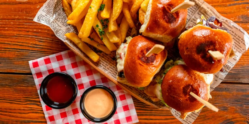 Set 4-8 mini burgerů na western ranči: klasický a smash hovězí burger, trhané vepřové i kuřecí