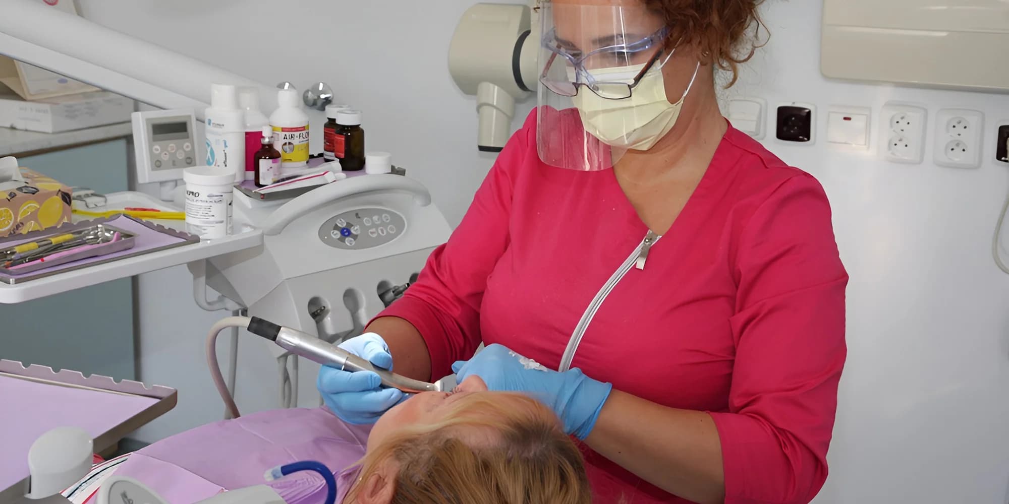 Vstříc zářivému úsměvu: dentální hygiena pro děti i dospělé vč. pískování, 45–60 minut