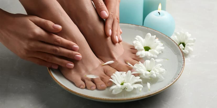 Manikúra a pedikúra s možností lakování gel lakem nebo Shellacem vč. Footlogix péče