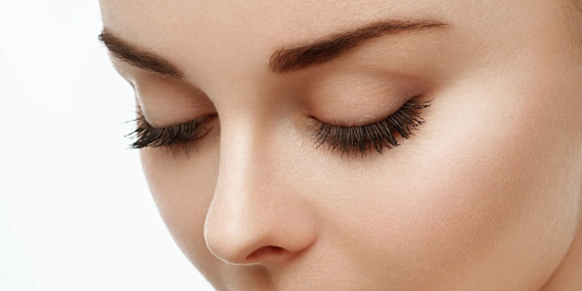Zvýražněné obočí i řasy: brow lift či lash lifting nebo rovnou obojí