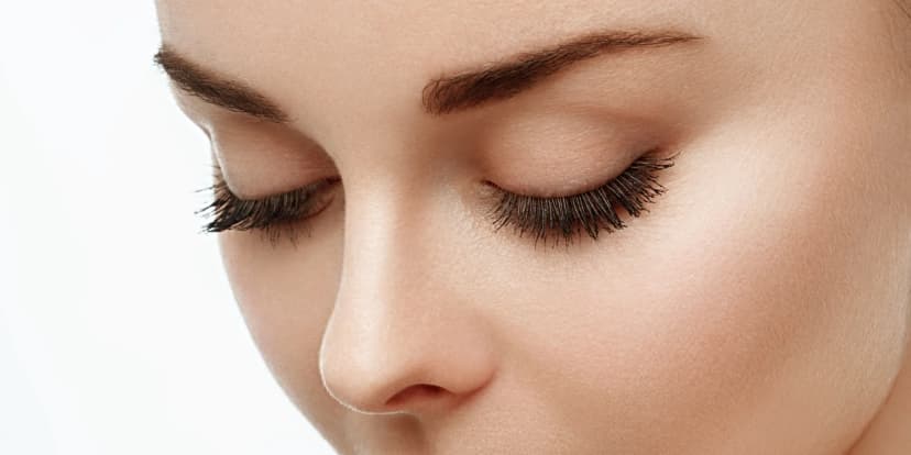 Zvýražněné obočí i řasy: brow lift či lash lifting nebo rovnou obojí