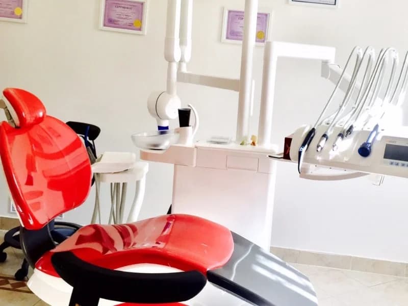 Dejte si spravit zub fotokompozitní plombou z nejkvalitnějšího materiálu