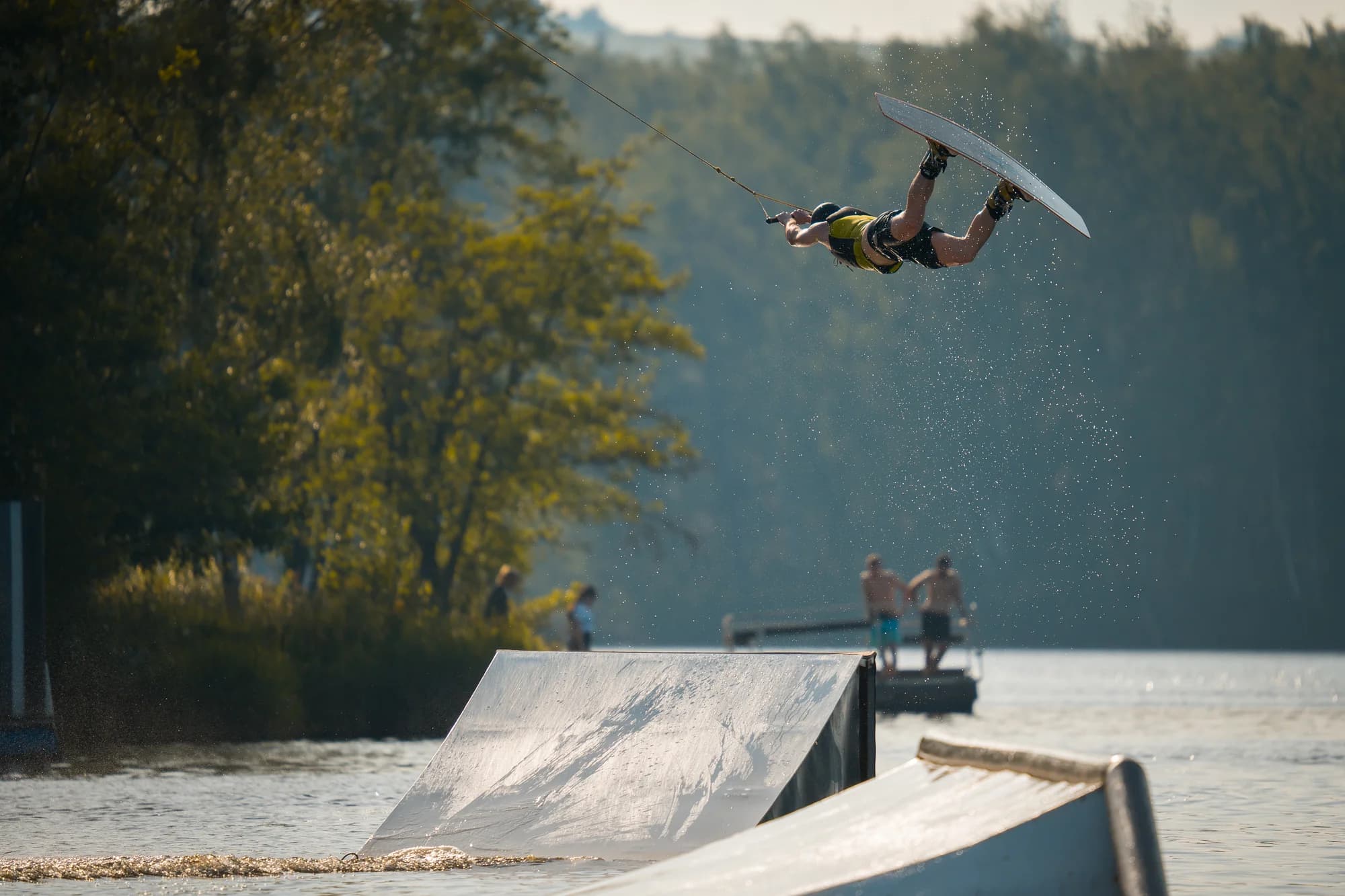 Adrenalin na vodě: Wakeboarding na 1 hod. vč. vybavení a trenéra, 2-4 osoby