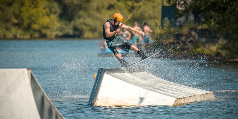 Adrenalin na vodě: Wakeboarding na 1 hod. vč. vybavení a trenéra, 2-4 osoby