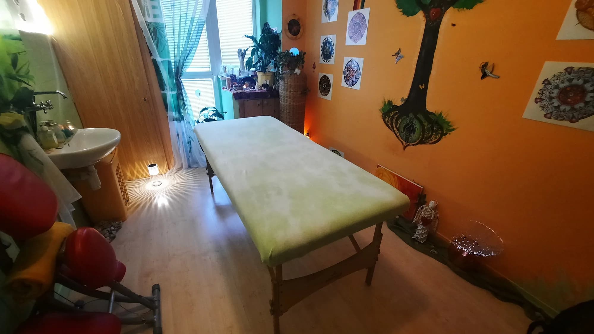 Masáž dle výběru: reflexní masáž nohou s klasickou, infrasauna a lymfodrenáž nebo masáž celého těla