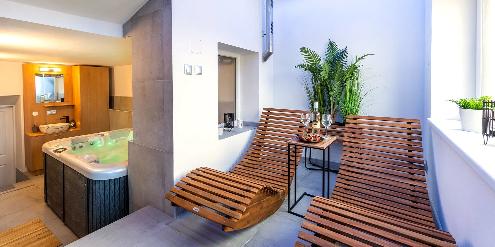 2 hod. v privátním wellness pro dva: sauna, whirlpool vana, víno i občerstvení