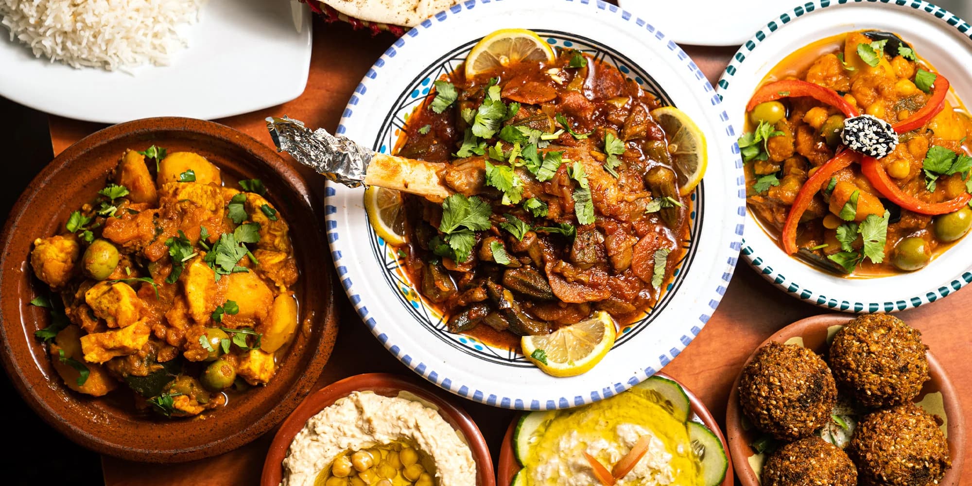 Marocké 4chodové menu: kuřecí, rybí, jehněčí, kachní i vege tažín, domácí limonáda a dezert