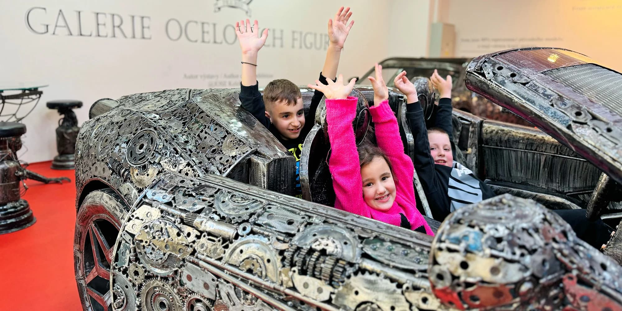 Steel Art Museum na Starém Městě: úžasný svět sci-fi, pohádek, komiksů i luxusních aut