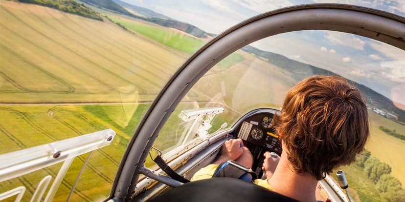 Let v kluzáku s motorem nebo bez něj či ve sportovním letadle pro 1 osobu