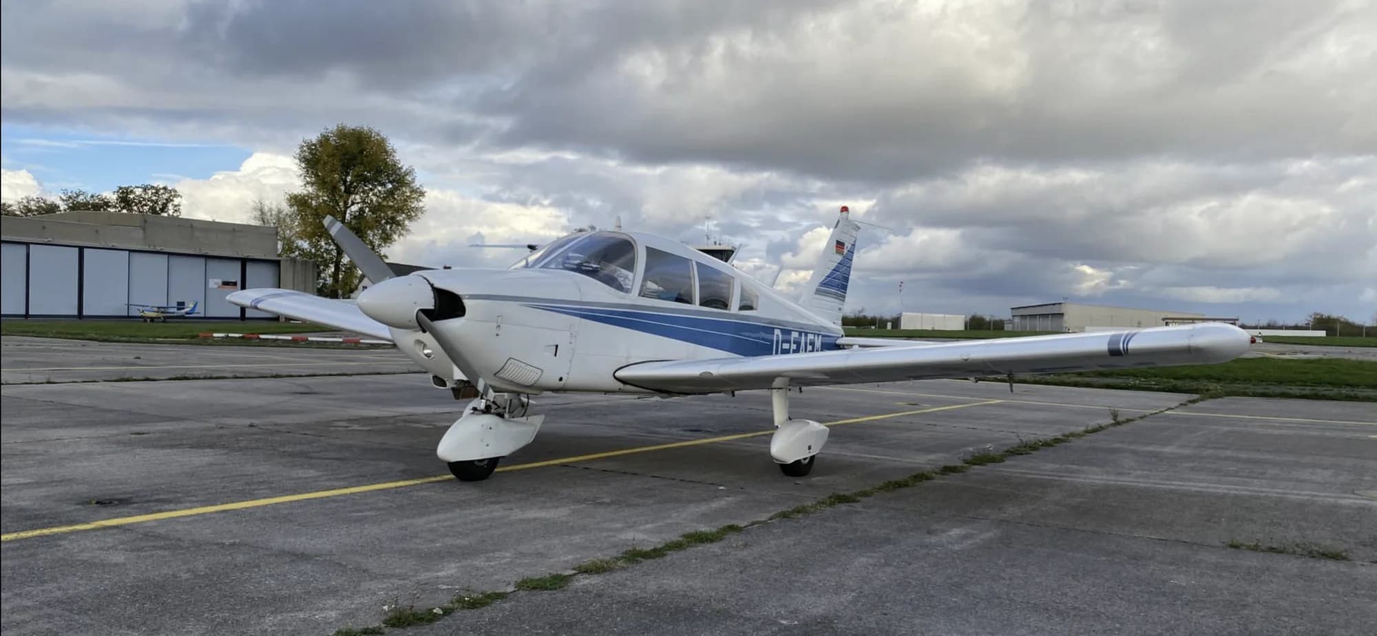 Let v kluzáku s motorem nebo bez něj či ve sportovním letadle pro 1 osobu