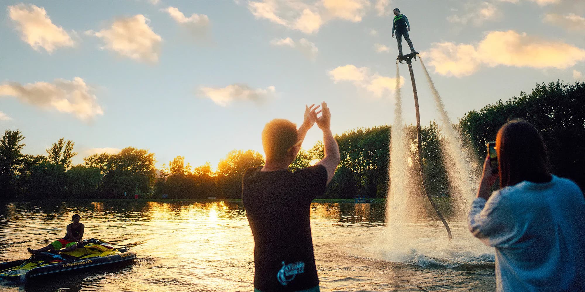 Adrenalin nad vodou: lekce na flyboardu s Petrem Civínem a FlyboardShow