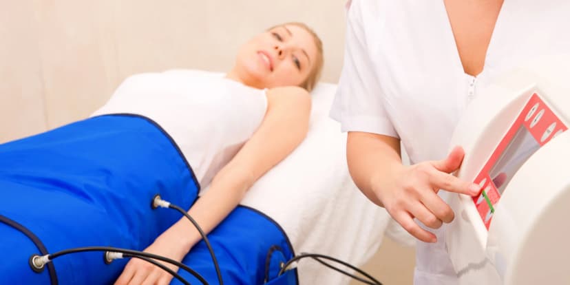 10 masáží nohou přístrojovou lymfodrenáží na 60 minut