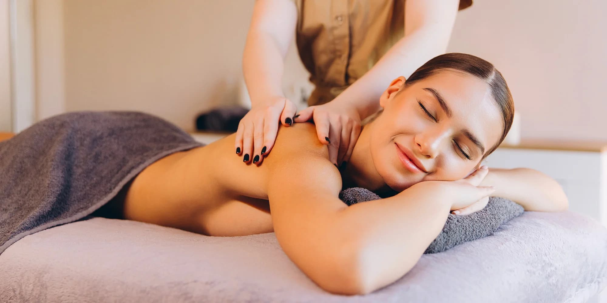 Masáže dle výběru: záda a šíje, nohy či ruce nebo 1,5 h aromaterapeutické masáže