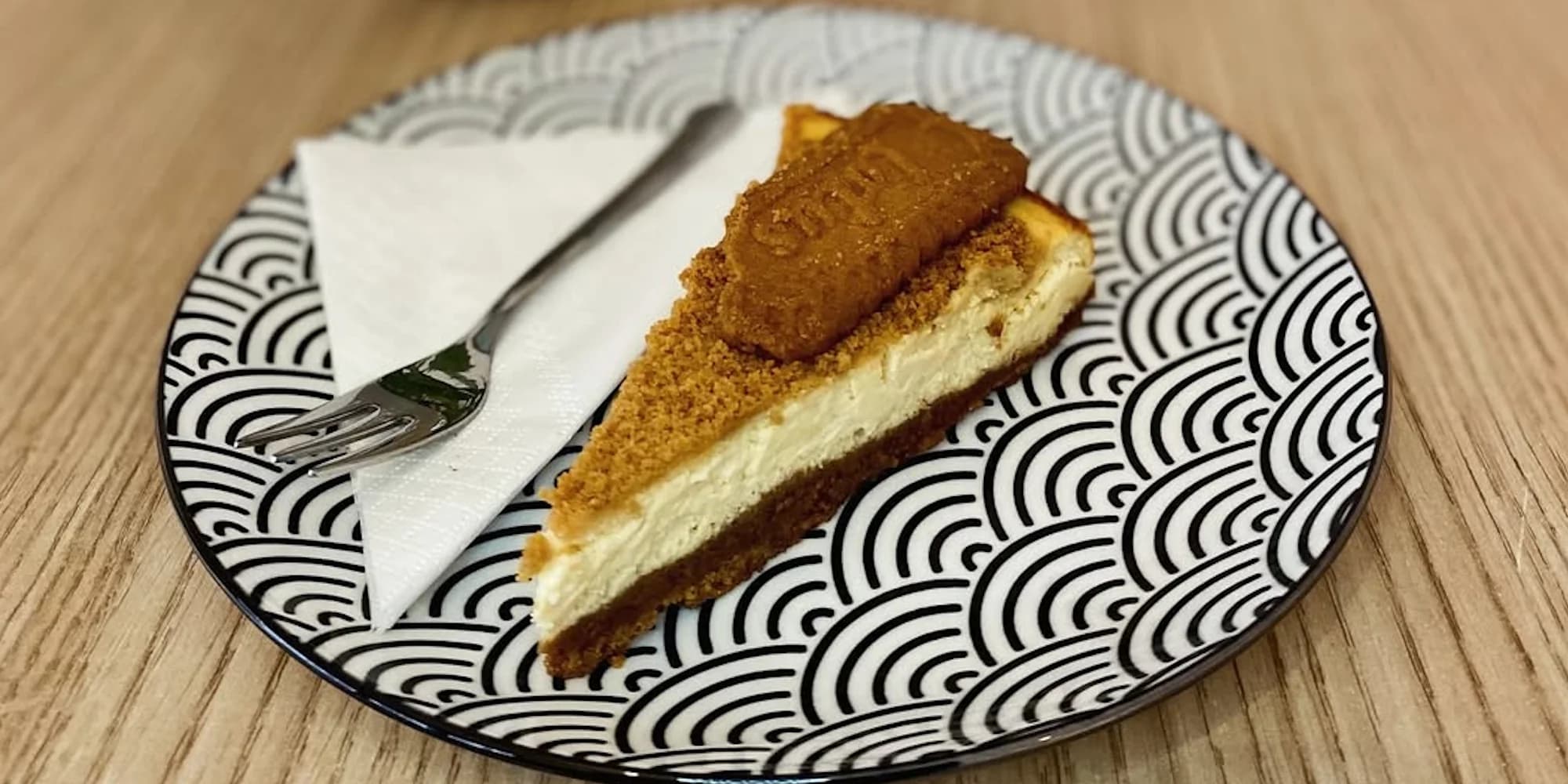 Nápoj dle výběru včetně zákusku v kavárně Francouzská 33: pro 1–4 osoby