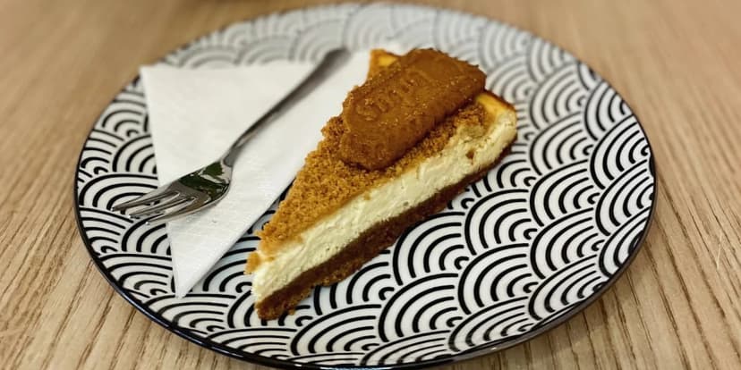 Nápoj dle výběru včetně zákusku v kavárně Francouzská 33: pro 1–4 osoby